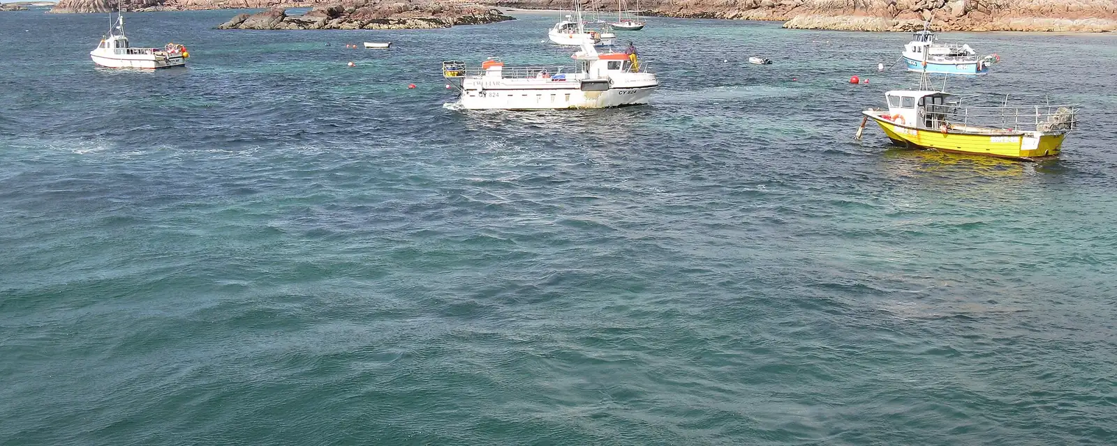 Barche ormeggiate nell'acqua verde-azzurra davanti a Fionnphort, sul Sound of Iona