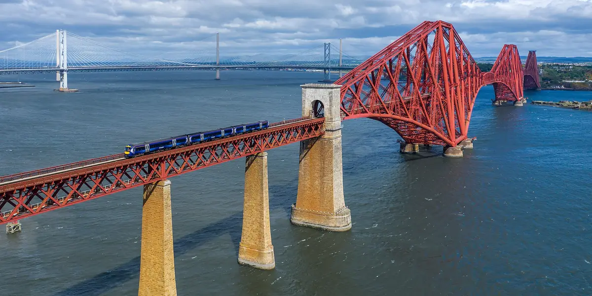 Il Forth Bridge, ponte ferroviario rosso patrimonio Unesco, visto da South Queensferry