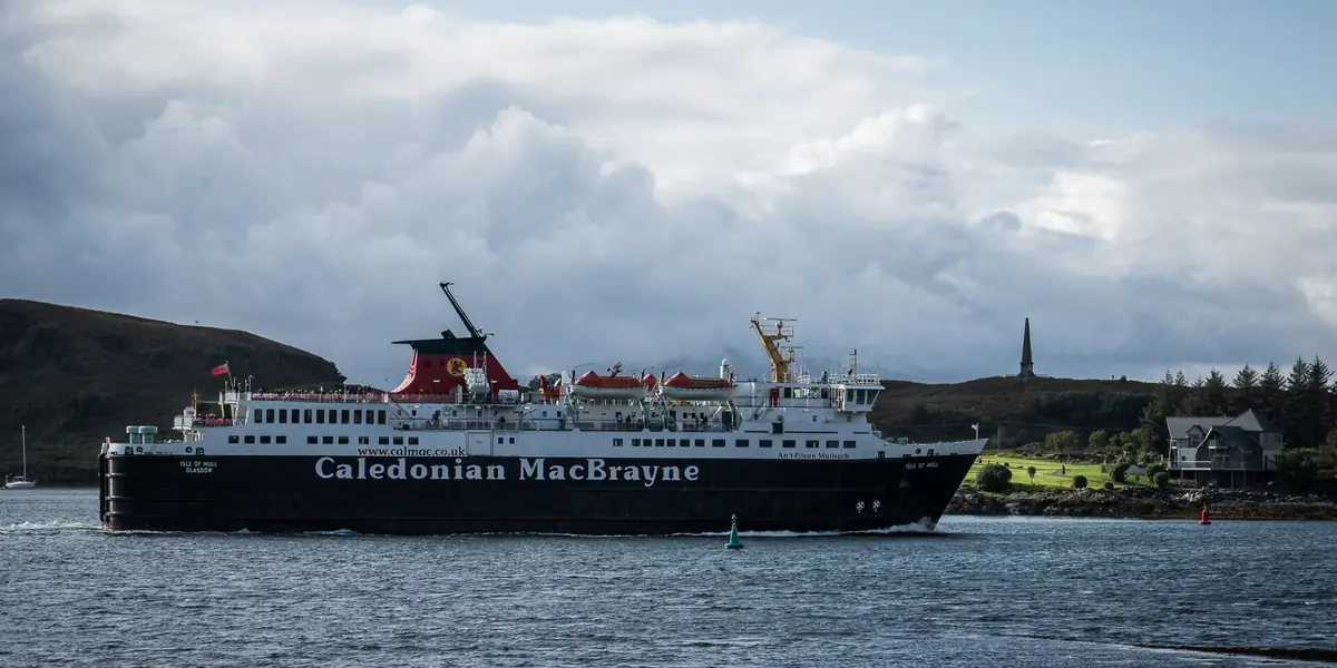 Un traghetto della Caledonian MacBrayne in navigazione davanti a Oban