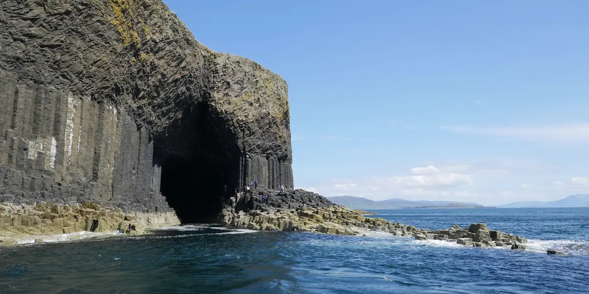 L'ingresso della Fingal's Cave sull'isola di Staffa, fra le colonne di basalto, visto dal mare