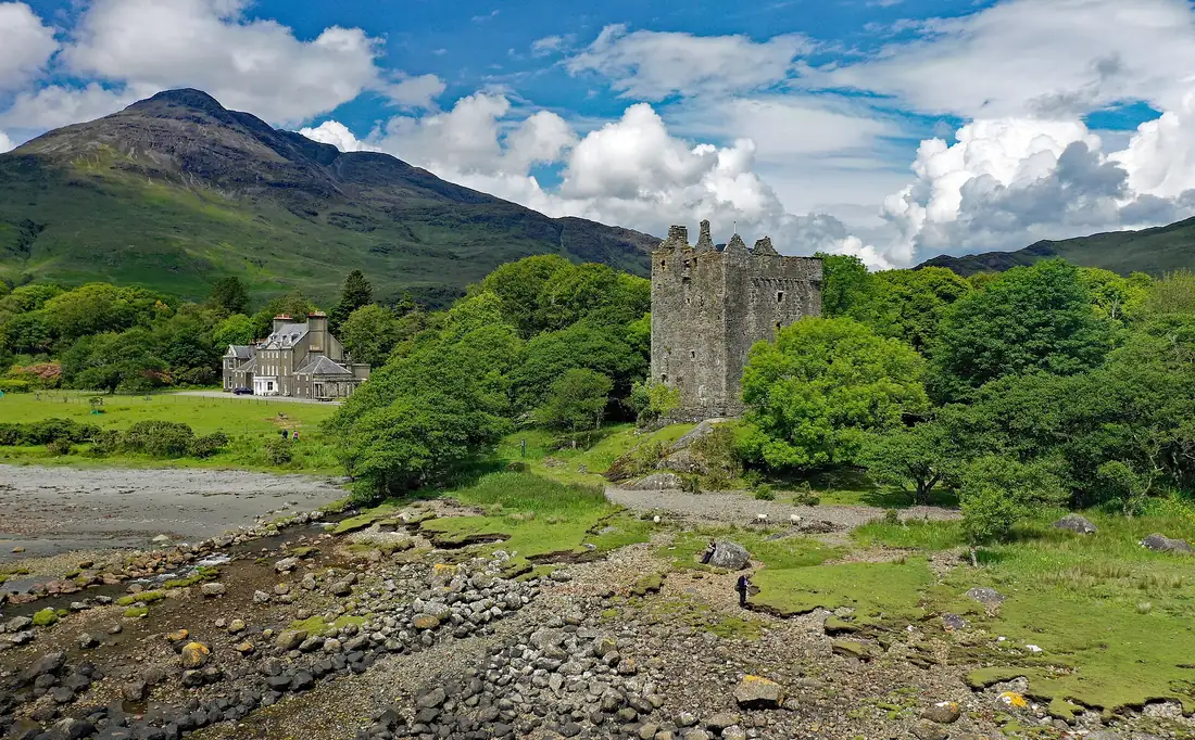 La torre in rovina del Moy Castle a Lochbuie, con le montagne di Mull sullo sfondo