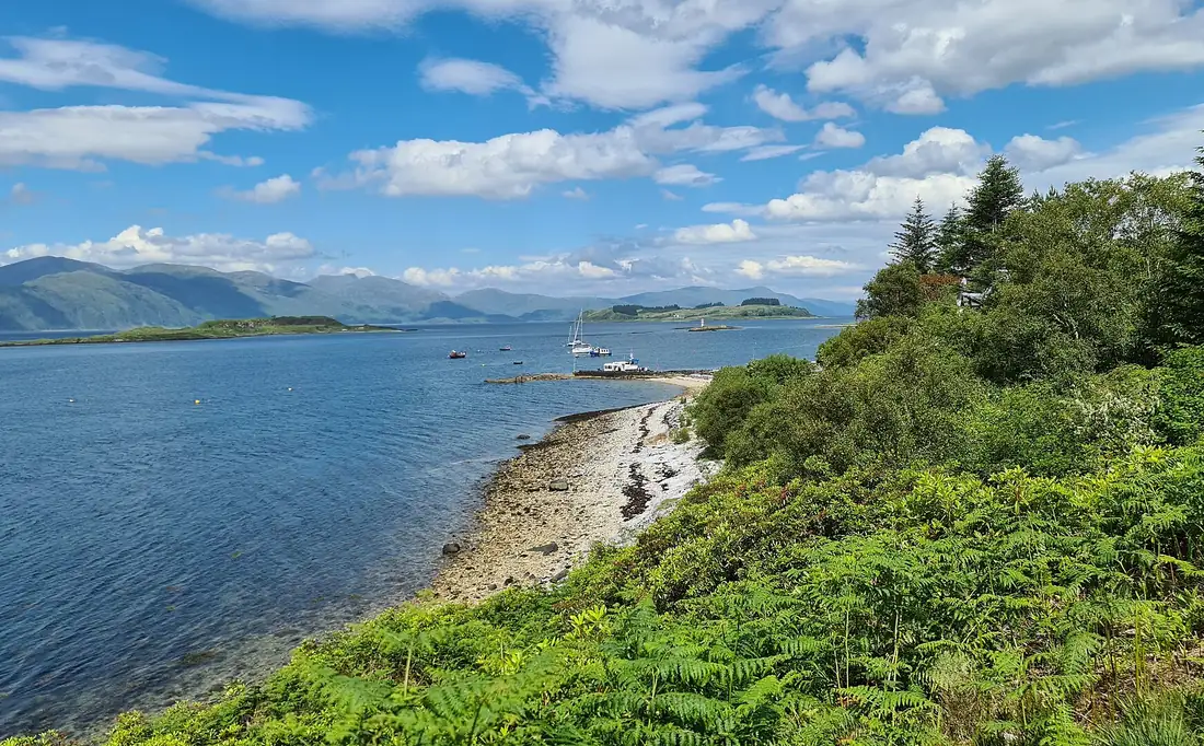La costa verde di Appin affacciata sul Loch Linnhe
