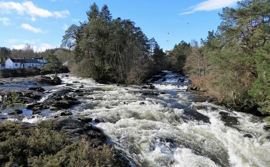 Le cascatelle del fiume fra le rocce a Killin, le Falls of Dochart