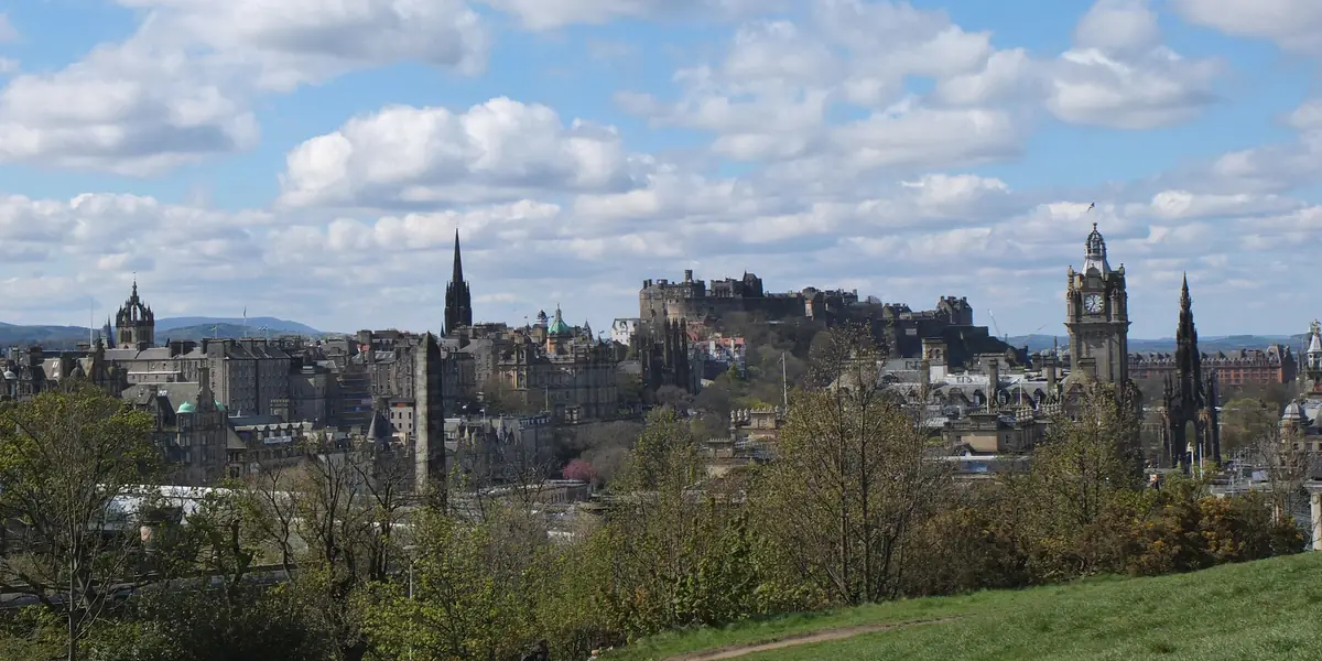 Il profilo di Edimburgo con il castello, visto dalle colline verdi della città